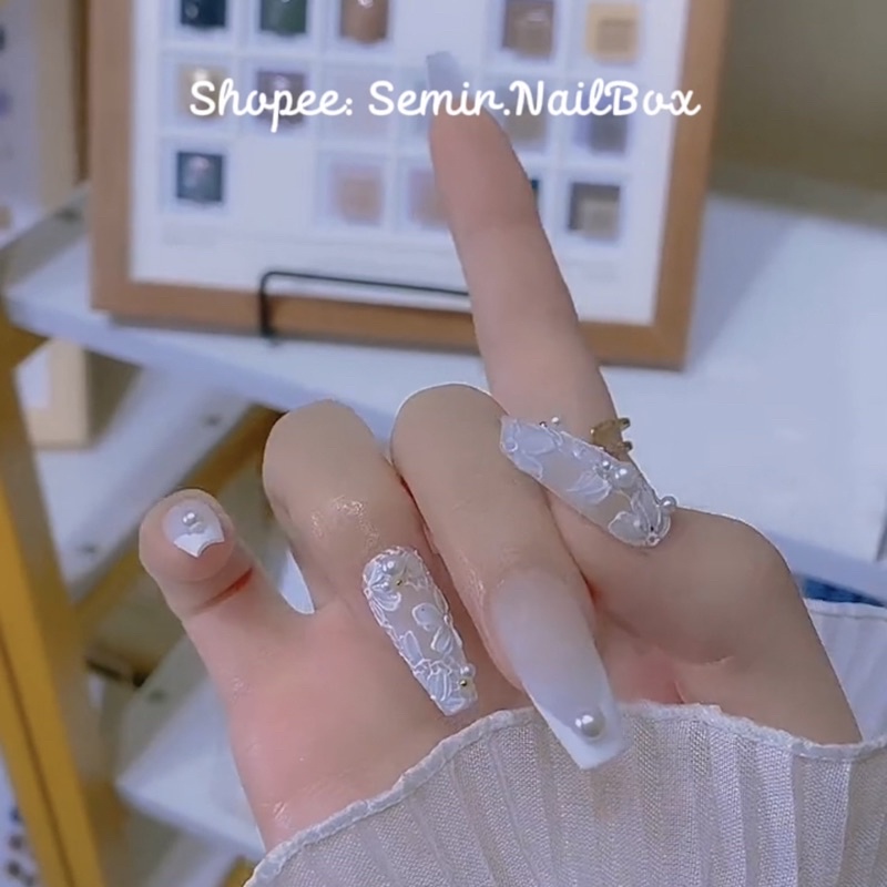 Mẫu tiktok Trung - Nail Box móng úp cô dâu tone trắng vẽ hoa đơn giản TUE224