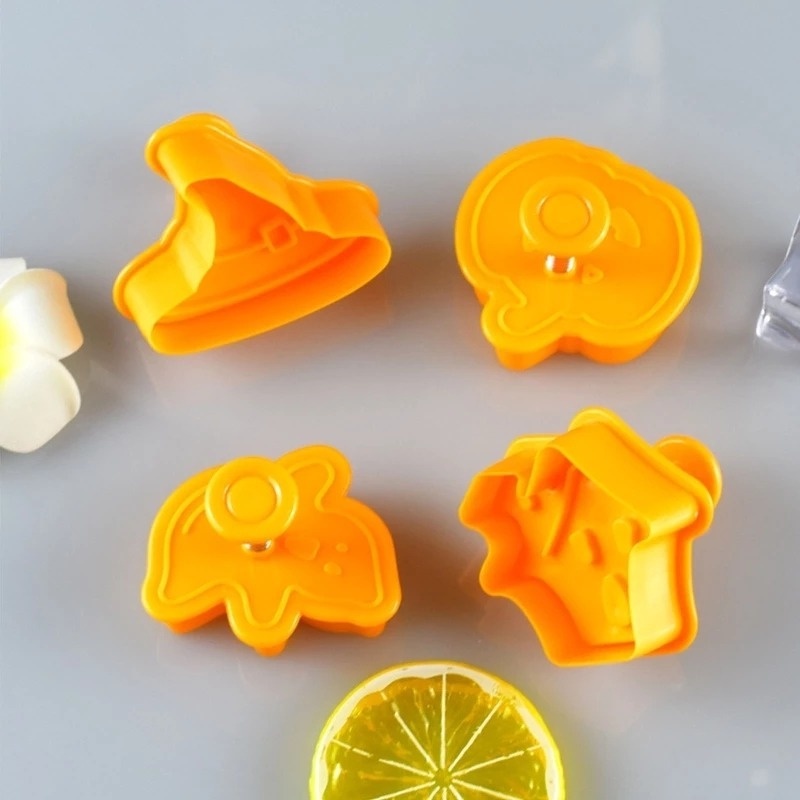 Set 4 Khuôn Cắt Bánh Quy Bằng Nhựa Họa Tiết Hoạt Hình 3D Phong Cách Halloween