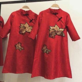 Váy gấm đính cá vàng kim sa