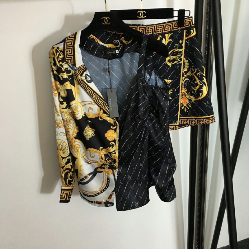 set trang phục nữ sơ mi hở vai và quần giả váy versace