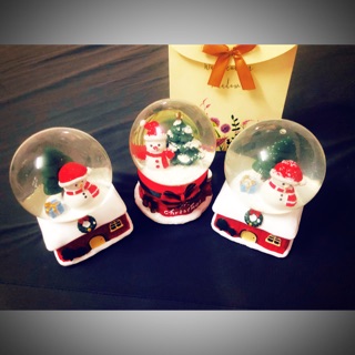 Quà cầu tuyết noel có kèm nhạc và tự phun tuyết