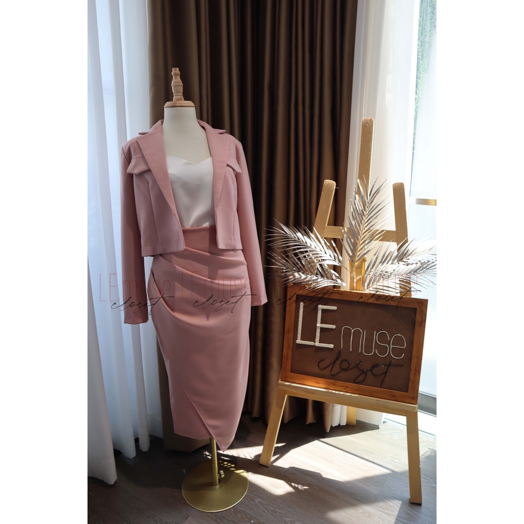 Set vest nữ hồng sương mù gồm vest lửng phối chân váy dài vạt chéo | BigBuy360 - bigbuy360.vn