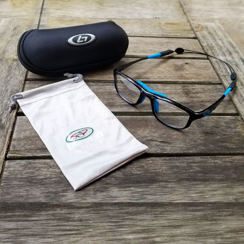 Kính cận đá bóng