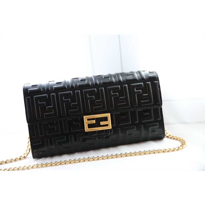 Ví W466-24 Clutch Fendi fullbox tag vàng vân da dập nổi kèm quai xinh Sang