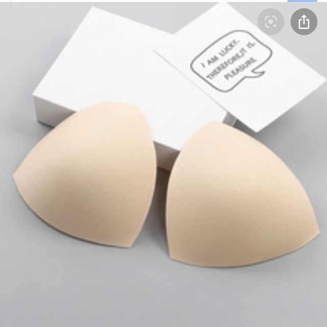 2 miếng đệm ngực hình tam giác có 3 màu