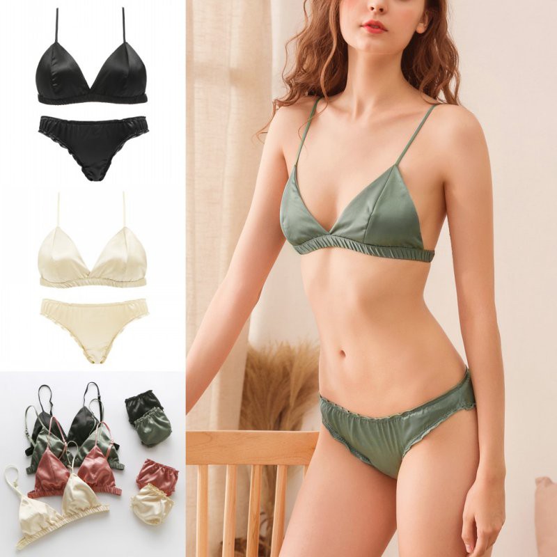 Bộ đồ lót nữ gồm áo ngực không gọng và quần lót