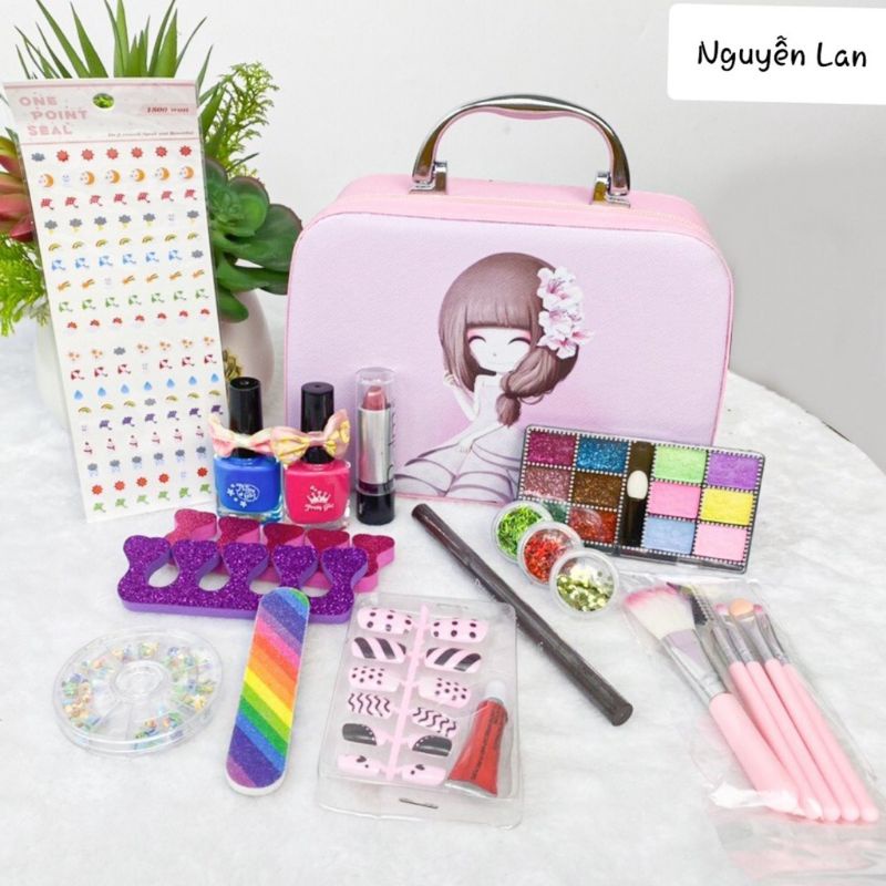 Đồ chơi vali trang điểm làm móng cho bé