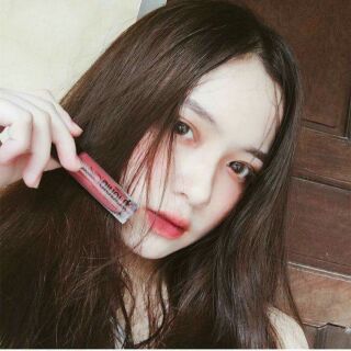 Son kem lì Wet n Wild màu nâu đỏ trầm pha chút hồng