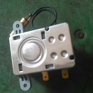 Giơ le bình nóng lạnh ariston