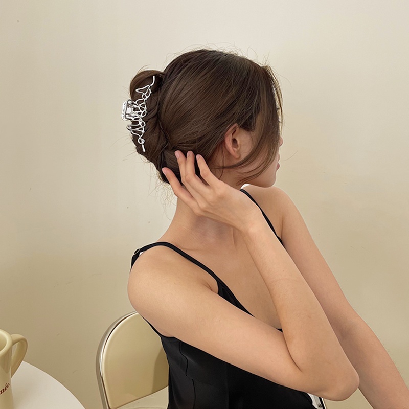 Phụ Kiện Trang Trí Hình Con Thoi Độc Đáo