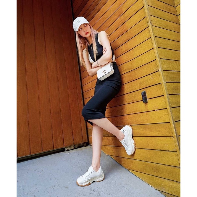 (Tqxk 1:1) Túi đeo chéo trắng M//L//B TQXK đẹp không tì vết full bộ tag-mac-logo-túi nilong, 4 màu