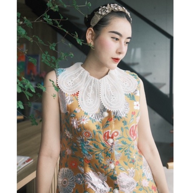 Áo gấm hoạ tiết thêu nổi limited pha cổ ren