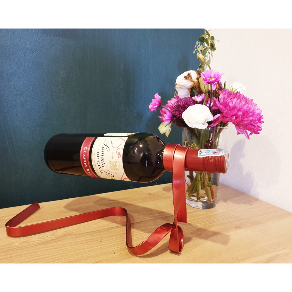 Kệ rươu nghệ thuật dải ruy băng đỏ