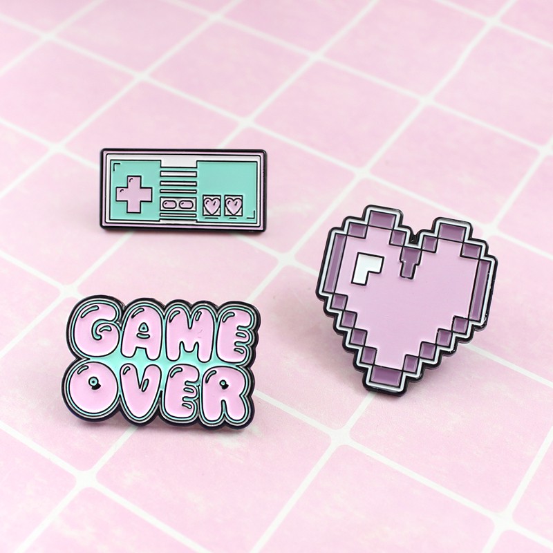 Ghim cài áo QIHE JEWELRY tráng men hình trái tim/máy chơi game màu hồng dễ thương thời trang