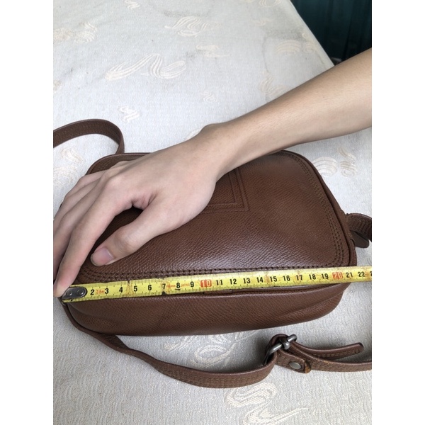 Túi có lỗi nhẹ rạn da dây quai. Khách vui lòng xem hình nếu muốn biết thêm thông tin sản phẩm mời khách vô chat. Thanks.