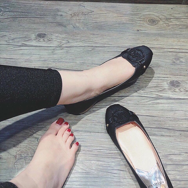 Giày bệt MK siêu HOT 2 màu đen và đỏ | BigBuy360 - bigbuy360.vn