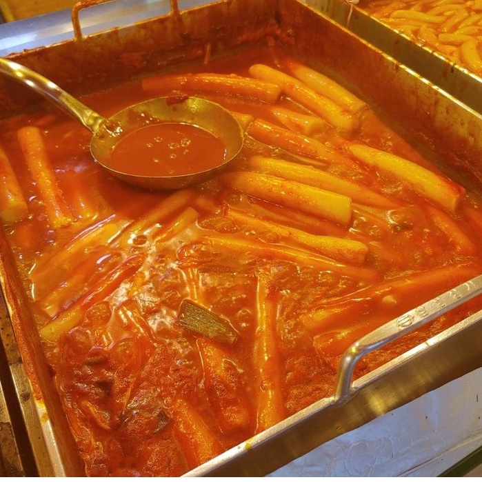 Bánh gạo tokbokki Hàn Quốc 250g kèm sốt nêm sẵn gia vị 100g