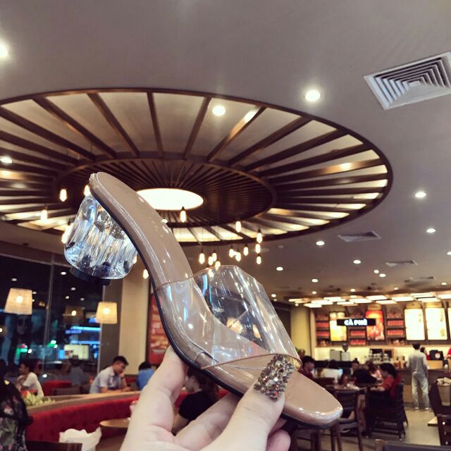 Dép hot gơ Võ Lý Kim Ngân