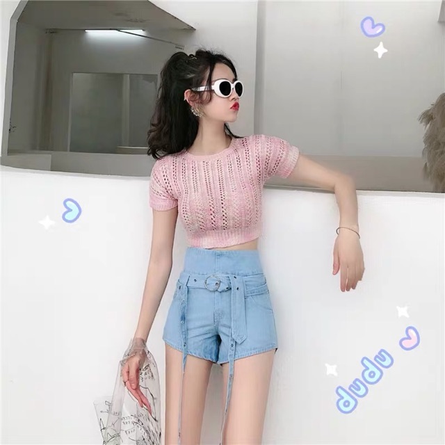 Set áo croptop len kết hợp quần shorts jean dây phá cách