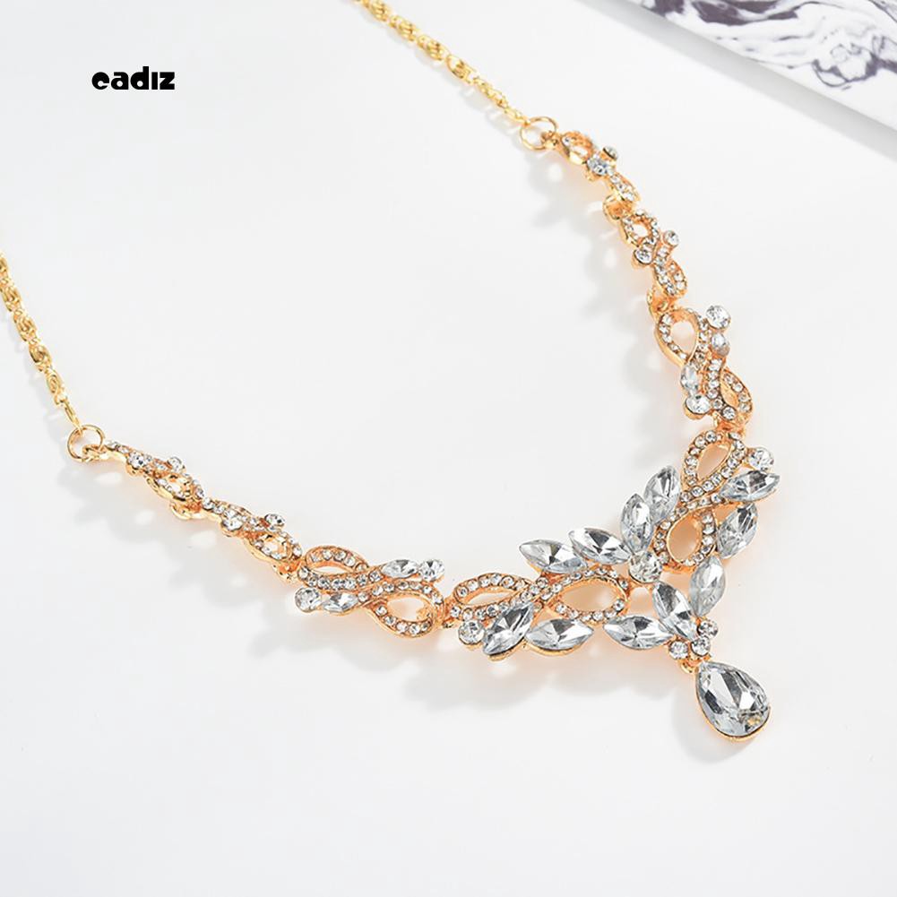 Bộ nữ trang gồm dây chuyền mặt đá pha lê quyến rũ và bông tai