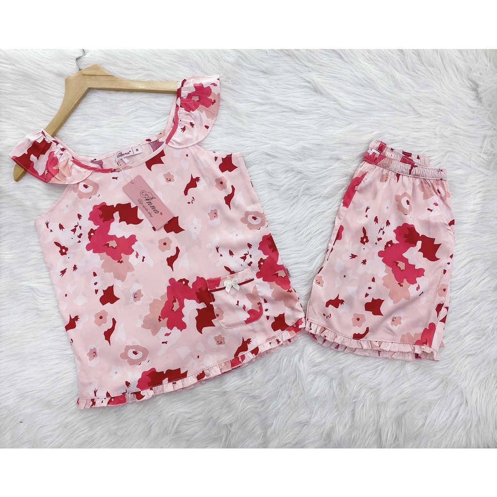 Set đồ ngủ mặc nhà ANNA. Set đồ lụa Satin mềm, thoáng mát, dáng áo cánh tiên quần đùi phối bèo, họa tiết hoa trẻ trung