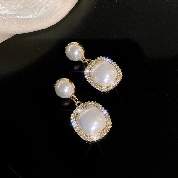 Khuyên tai ngọc trai giả thanh lịch