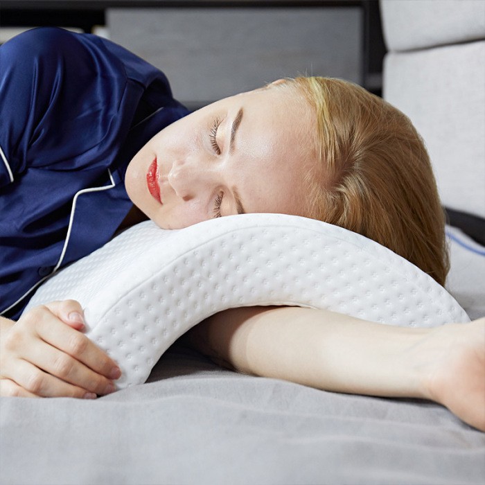 Gối ngủ luồn tay Memory Foam cao su non cao cấp chóng mỏi dạng cong - minhhouse