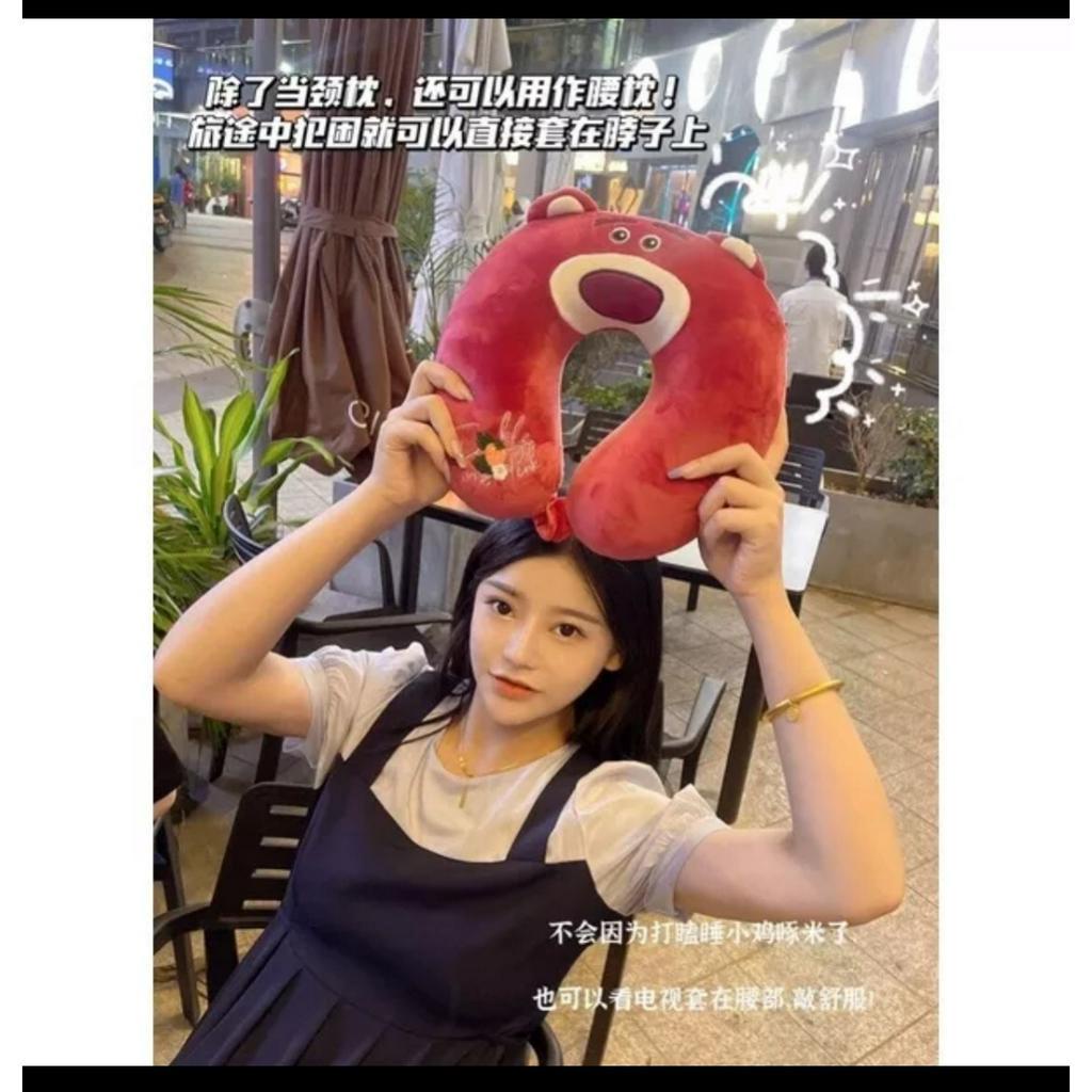 Gối kê cổ chữ U gấu dâu tây hồng lotso ruột gối cao su non nguyên khối mềm Dễ Thương