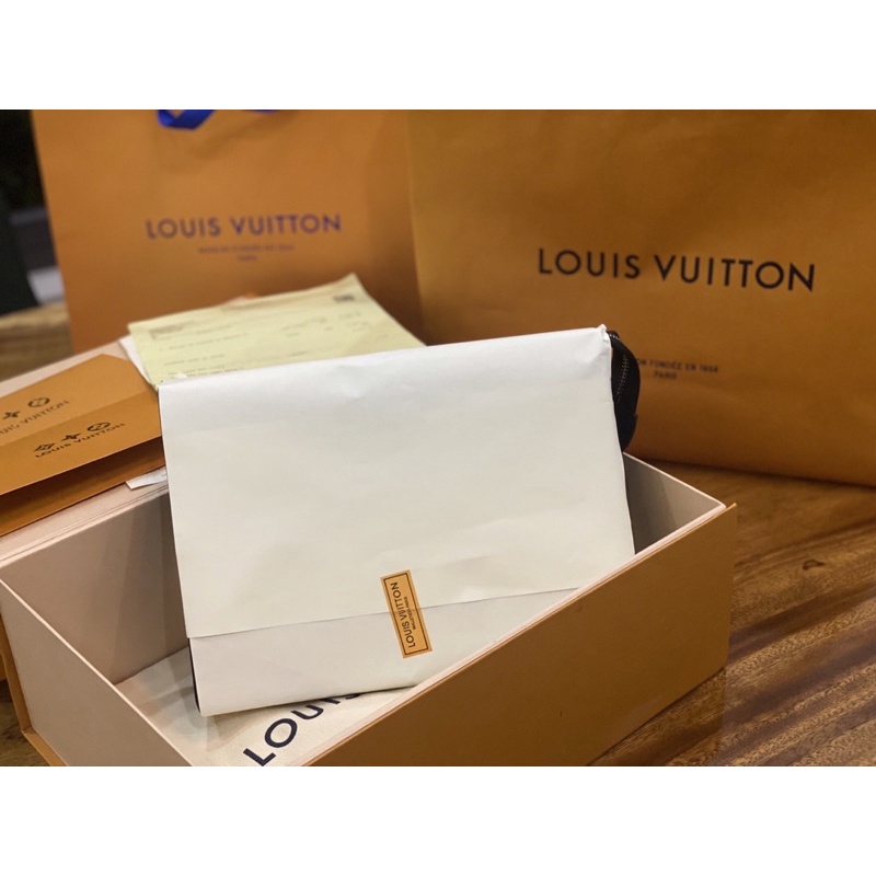 Ví Clutch LV Pochette Voyage Taiga Leather in Black fullbox vân da xước đẹp mê❤️