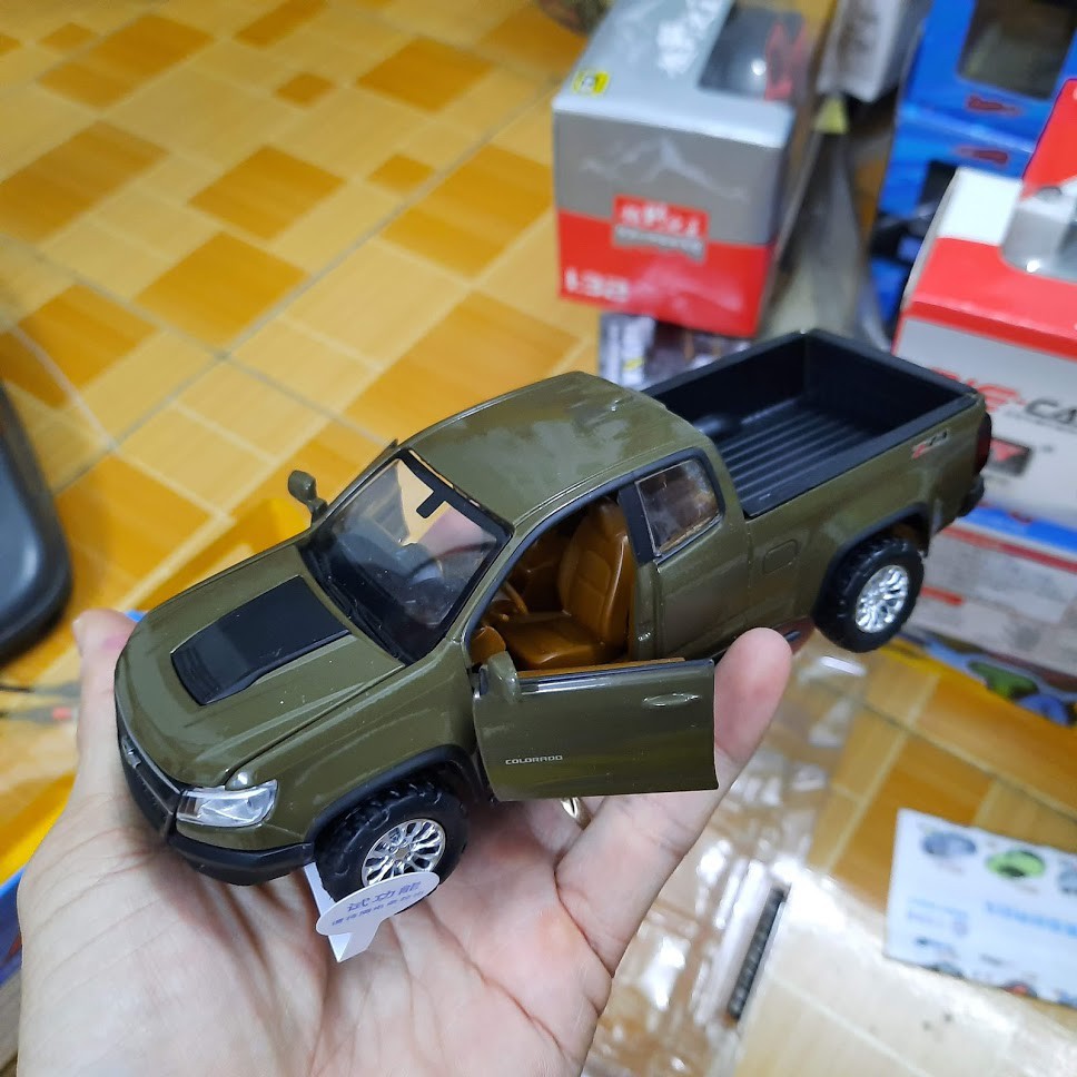 Đồ chơi xe mô hình ô tô bán tải Chevrolet Colorado 1:32 bằng kim loại có đèn và âm thanh mở các cửa