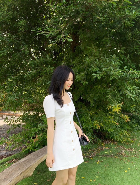 Đầm cổ vuông 6 nút gỗ