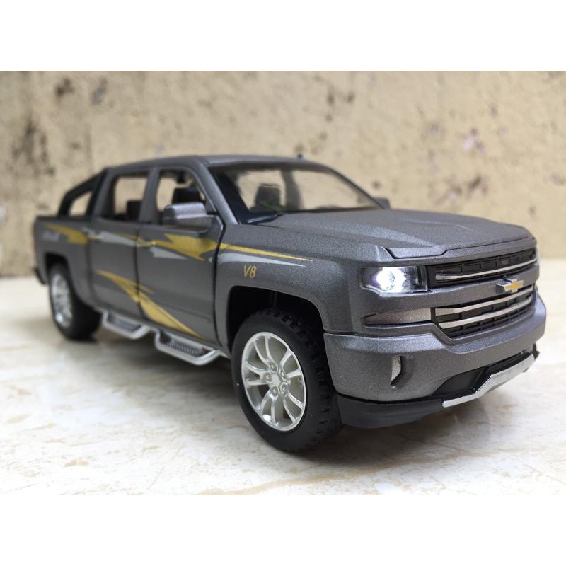 Mô hình xe Chevrolet SILVERADO 1500 2020 1:32