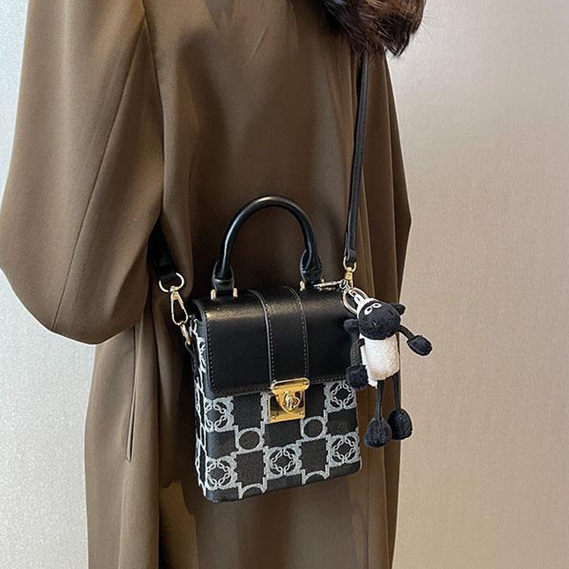 Túi Đeo Chéo Hình Vuông Nhỏ Độc Đáo Dễ Phối Đồ Thời Trang Cho Nữ