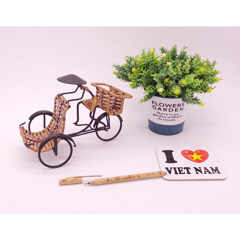 Xe xích lô mây tre chở namecard hoặc điện thoại. Xích lô handmade Viêt Nam