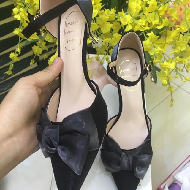 Giày đen nơ