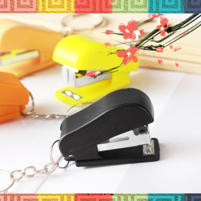 Móc khóa chiếc bấm kim tiện lợi