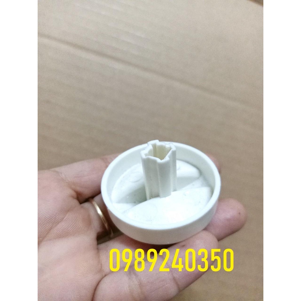 Núm vặn xoay lò vi sóng để điều chỉnh chế độ cho lò vi sóng cơ
