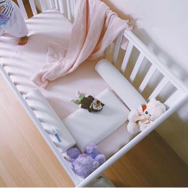 Gối ôm cho bé 40cm, vải co giãn 4 chiều Comfybaby chống giật mình -TAMIBEBE