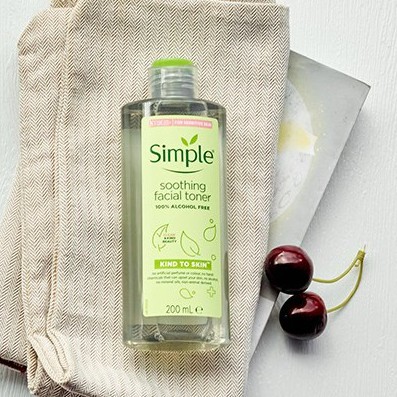 NƯỚC HOA HỒNG SIMPLE KIND TO SKIN SMOOTHING FACIAL TONER