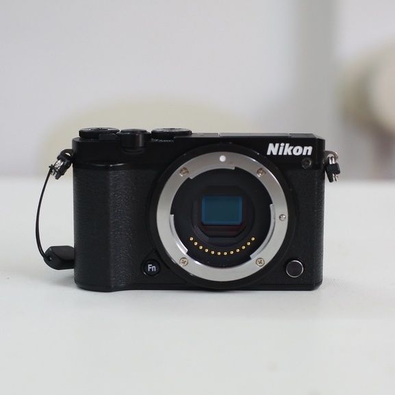 Bộ máy ảnh Mirrorless Nikon 1 J5 kèm ống kính 10-30mm f/3.5–5.6VR