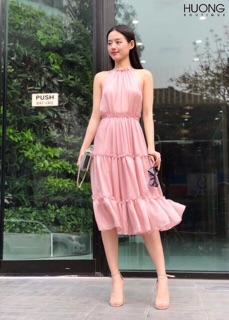 Váy cổ yếm