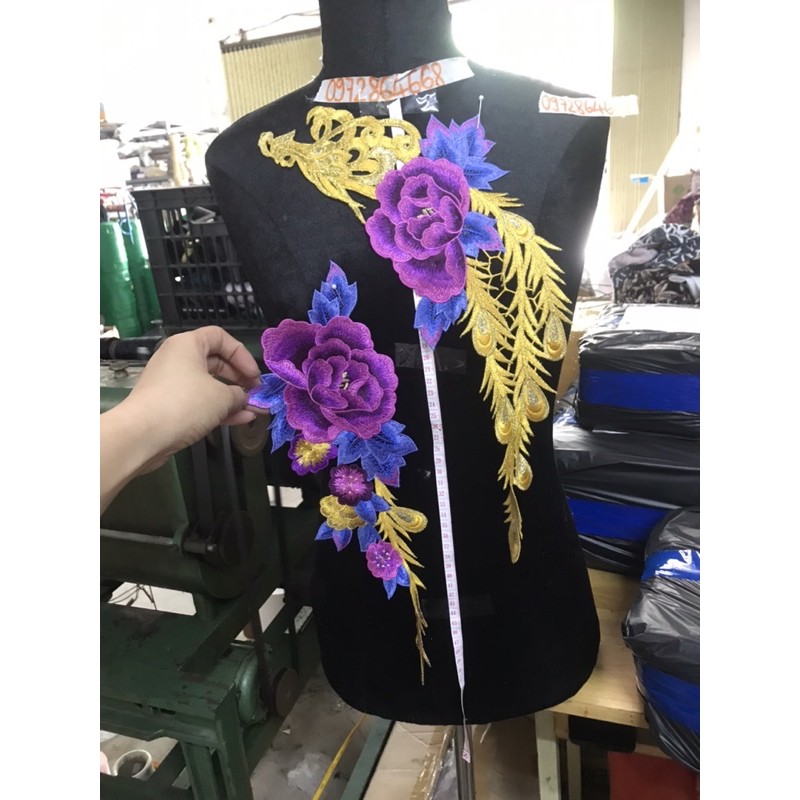 Cặp Hoa và công thêu