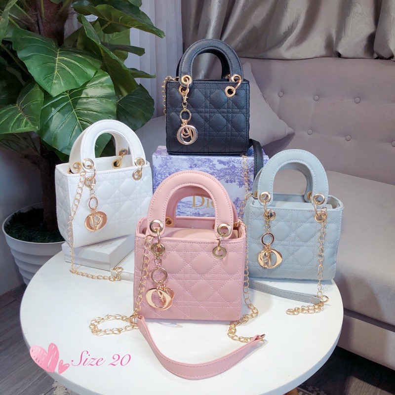 TÚI ĐEO CHÉO NỮ THÊU Ô DÁNG VUÔNG KÈM CHÙM THỜI TRANG | BigBuy360 - bigbuy360.vn