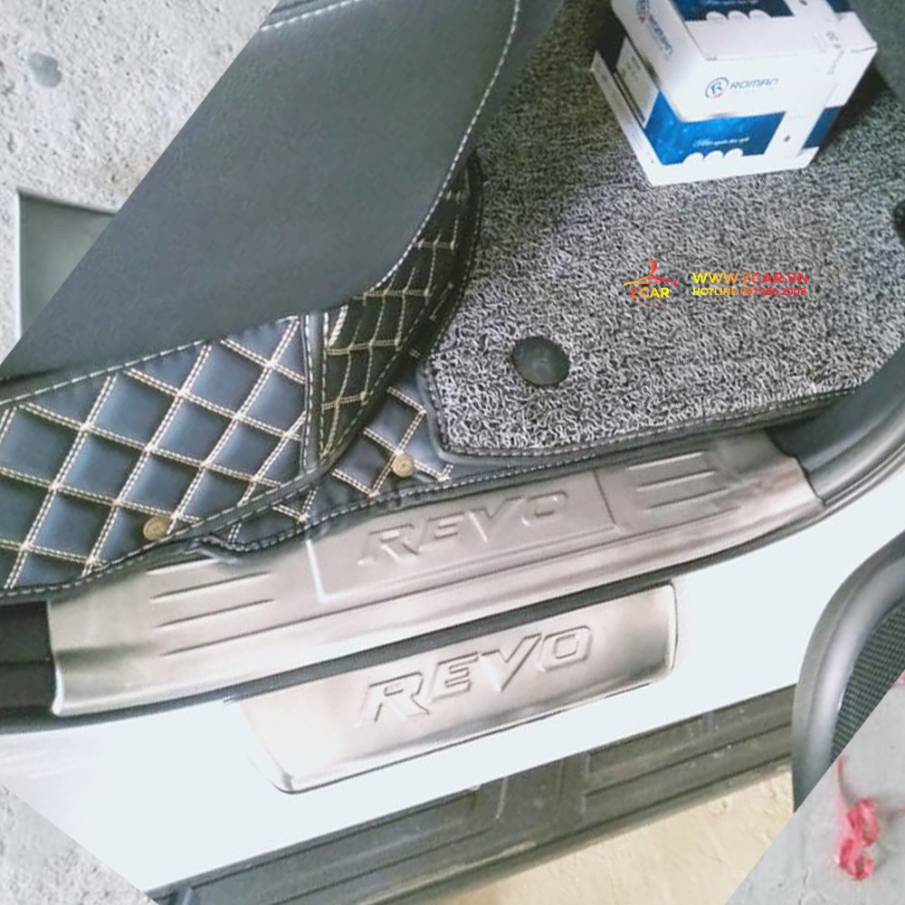 Bộ Ốp Bậc Cửa, Nẹp Bước Chân Trong Ngoài Xe HILLUX REVO 2018-2019 , chất liệu Inox