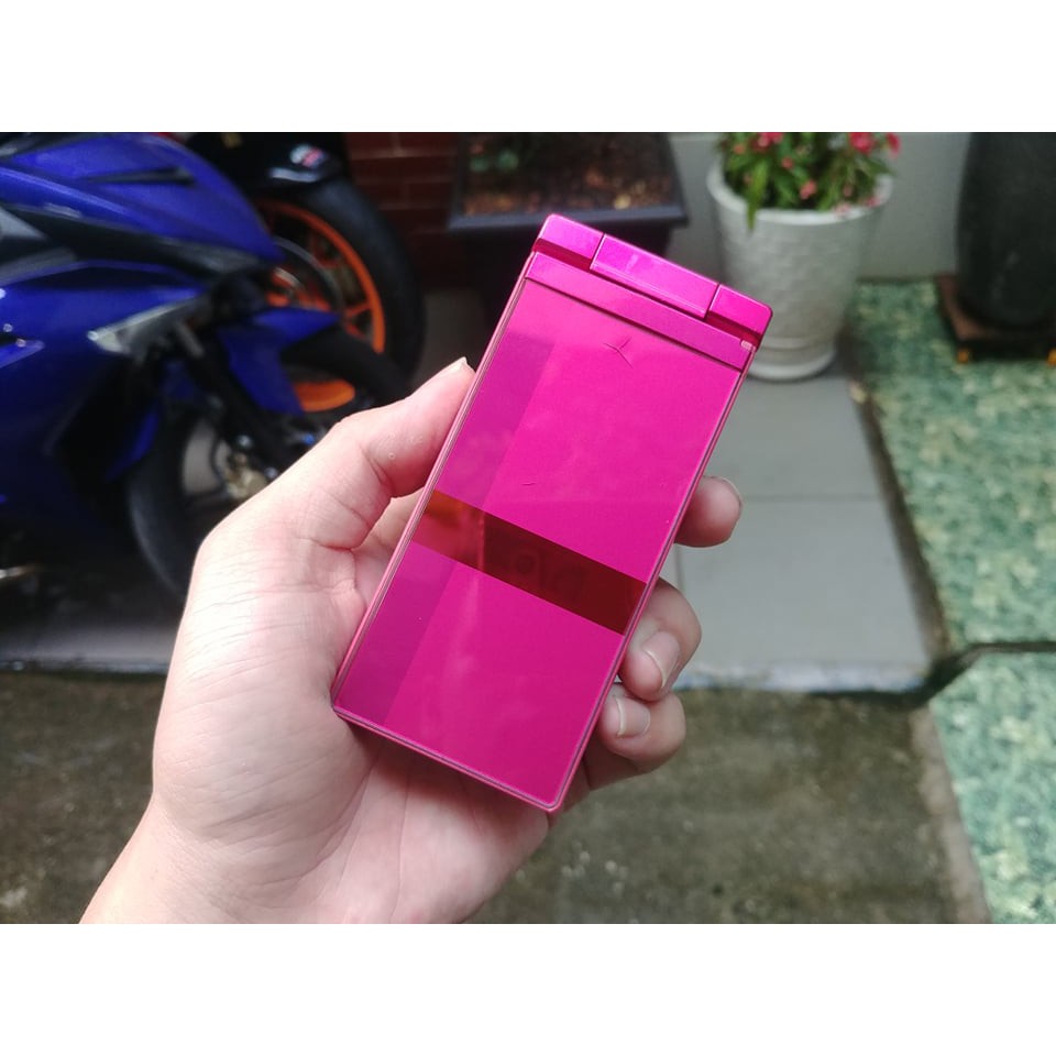 Điện thoại Sharp SH-03D màu đỏ