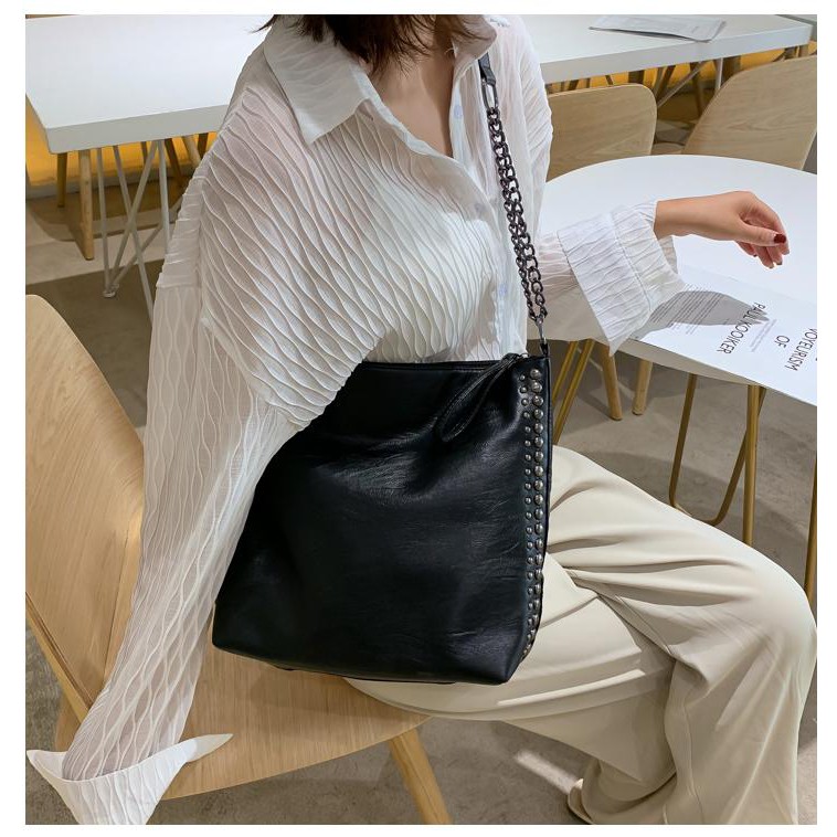 TÚI XÁCH NỮ VIỀN ĐINH DA MỀM ĐỰNG VỪA A4 | BigBuy360 - bigbuy360.vn