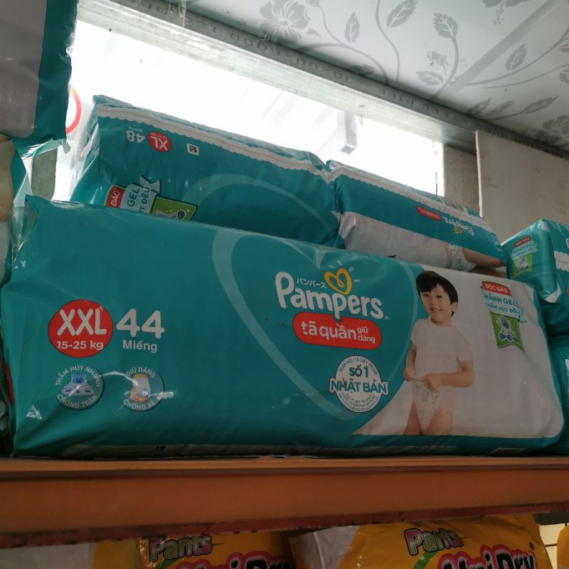 Tả quần Pampers giữ dáng.