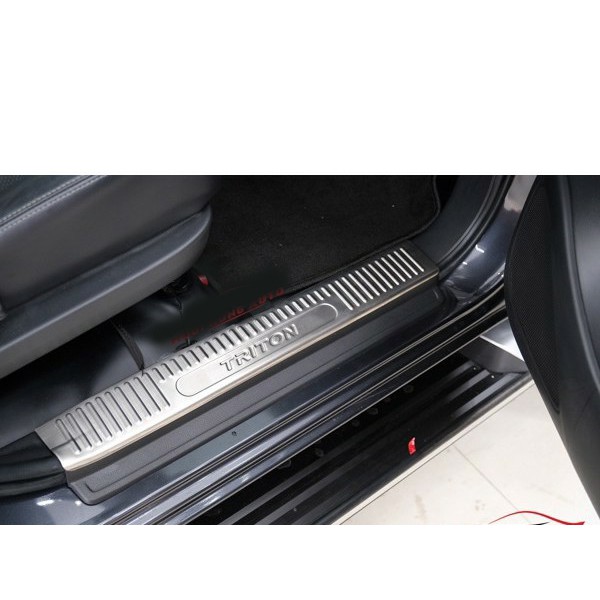 Ốp Bậc Cửa Xe Mitsu Triton 2016 đến 2021 mẫu INOX cao cấp