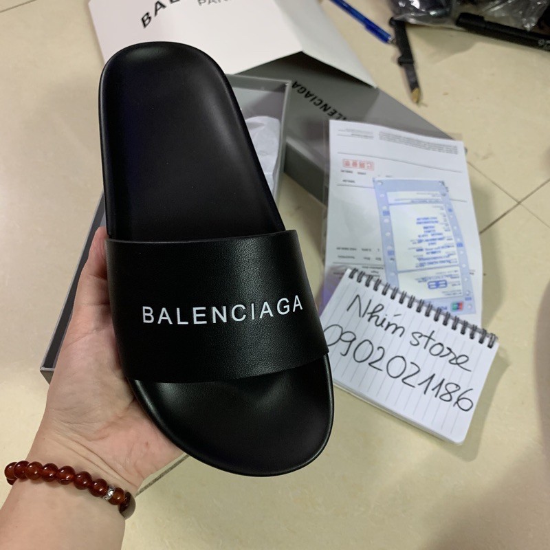 Dép lê Balen quai ngang da thật siêu mềm, đế cao su dập logo hãng sắc nét. Hàng super Fullbox