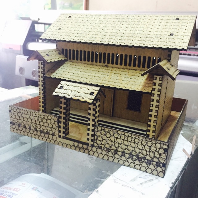 Mô hình trang trí: nhà của người dân tộc mông. Bộ sản phẩm gồm các chi tiết lắ gép bằng gỗ sồi